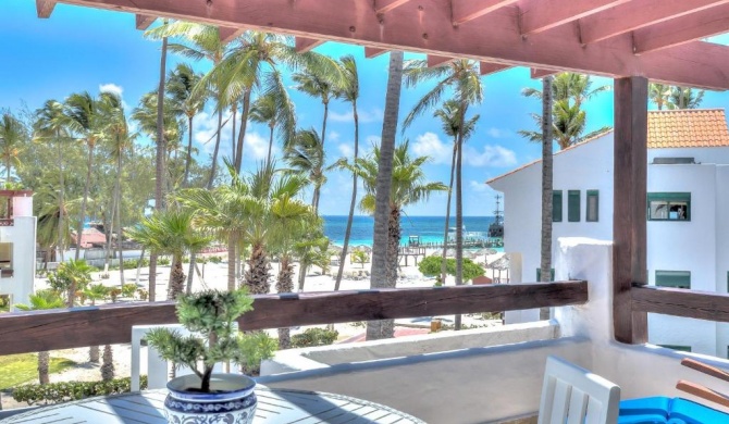 Beautiful Beachfront Apartment with unique ocean views