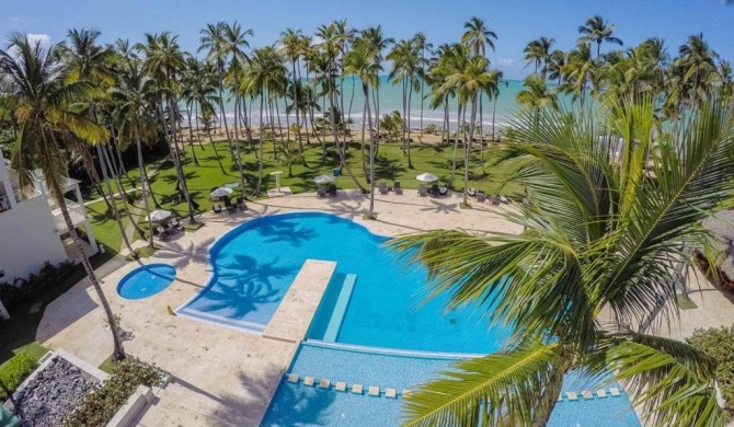 Apartment on the beach with pool and restaurant