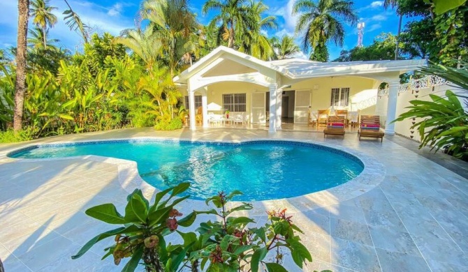 Beautiful Vacation Home Pool Walk to the beach