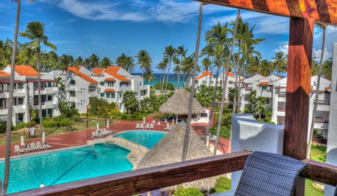 Exquisite Ocean and pool view Apartment next to the beach