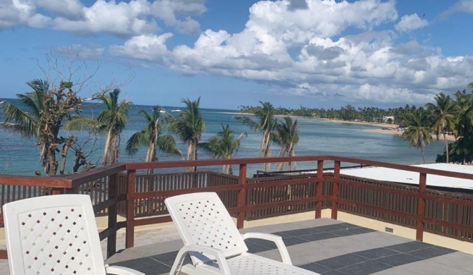 Lovely Beachfront 2 bedrooms condo with 2 pools