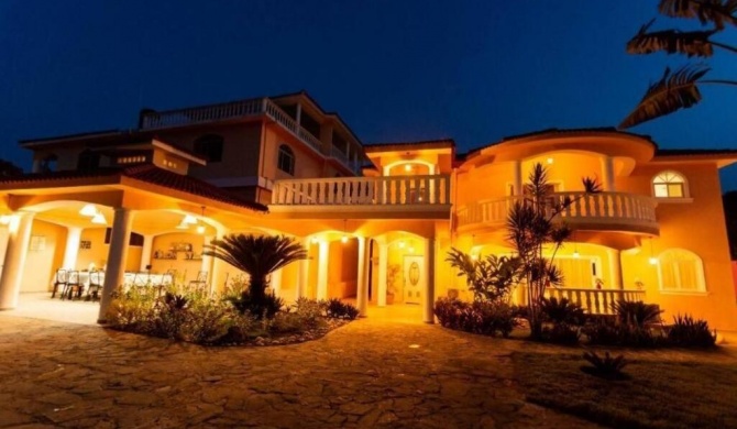 Luxury villa classic style. 7 min. From the beach