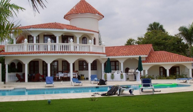 3BR Villa with VIP Access - All Inclusive Program with Alcohol Included.