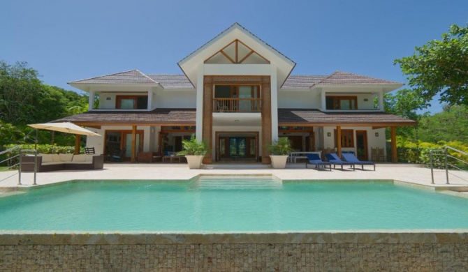 Amazing 4-bedroom tropical villa with private pool and golf course view at luxury resort