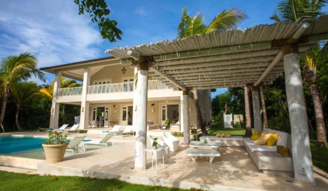 Amazing golf villa at luxury resort in Punta Cana, includes staff, golf carts and bikes