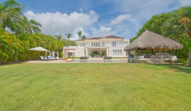 Fantastic 8-bedroom golf-front mansion near the beach