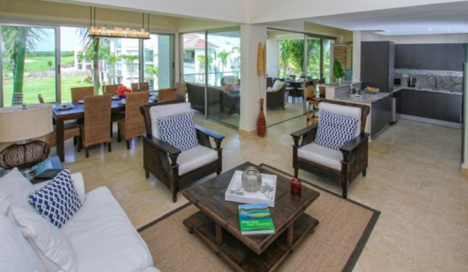 Spacious 3 BDR fully-equipped condo with pool and golf view