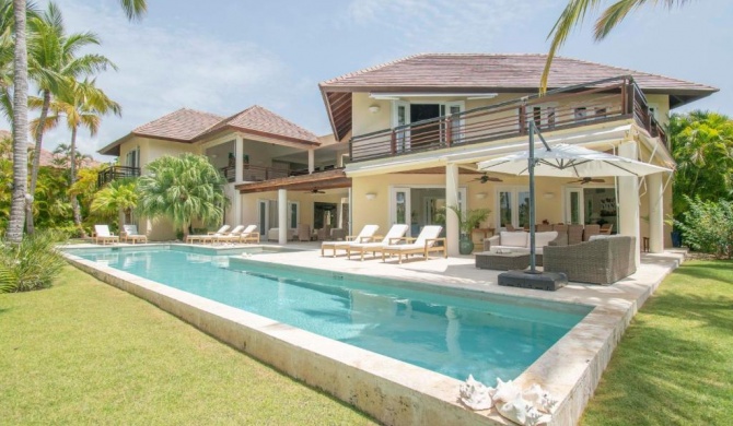 Spacious lake front villa with in-room jacuzzis in luxury golf and beach resort