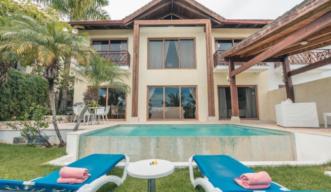 Villa con piscina privada en Puerto Bahia