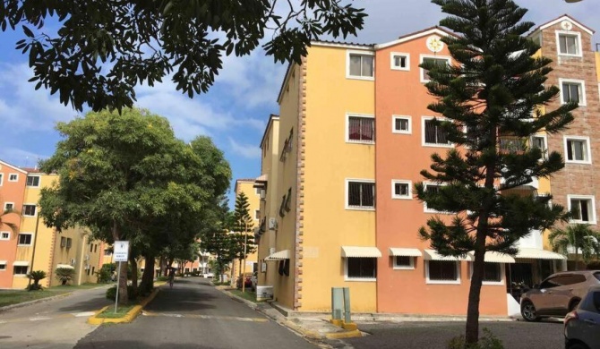 Apartamento amueblado con parque de recreación.