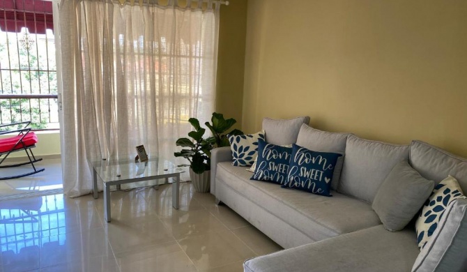 Lovely And bright 3 br apartment 15 minutes from beach And airports