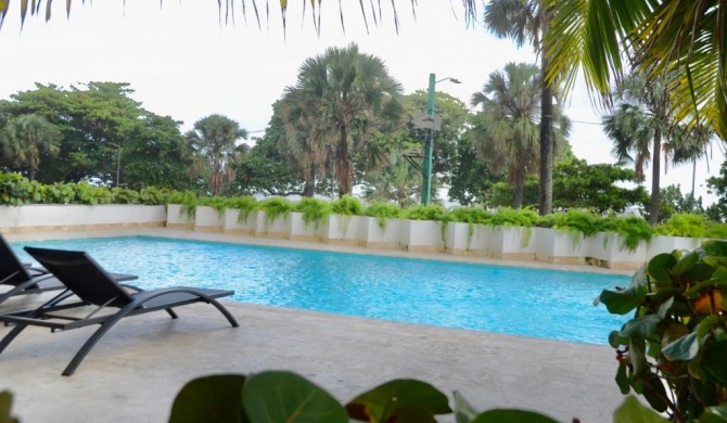 Luxury PH oceanfront, with pool, free pkg and wifi