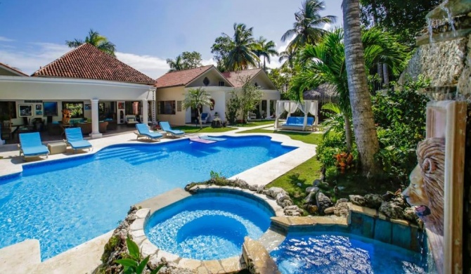 Beautiful 5 bedroom villa in exclusive oceanfront