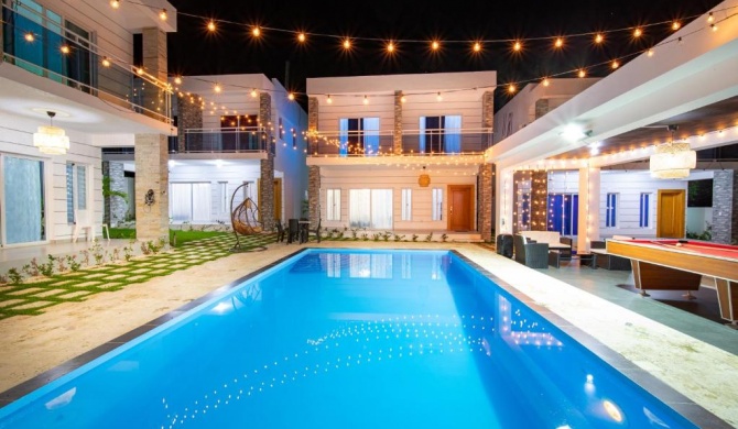 8BR Villa w Private Pool 2 Mins from Nightlife!