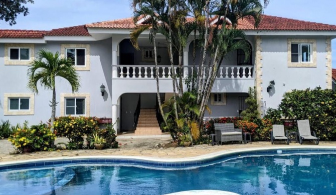 Lovely 1-Bedroom Condo with Pool, walking distance to the beach