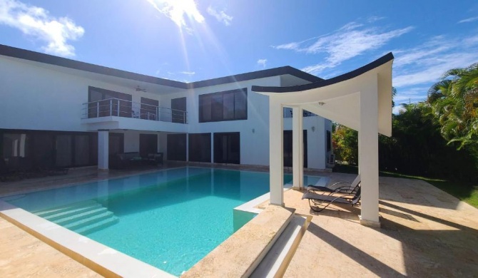 Modern & private 4 bedroom villa with infinity pool