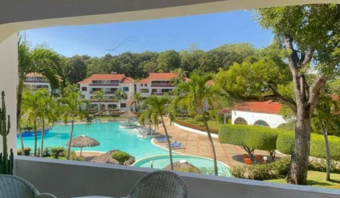 Relaxing 1 Bedroom Condo Overlooking Sparkling Pool