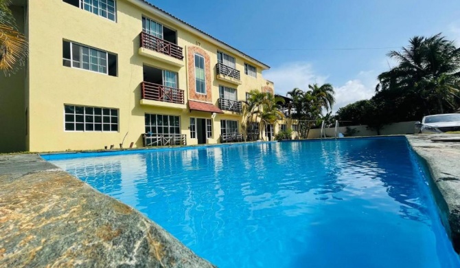 Lovely 2 Bedroom Condo With Pool And Hot Water