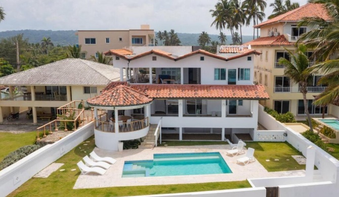 Villa Oasis - Luxurious 5 Bedroom Beachfront Villa with Private Pool