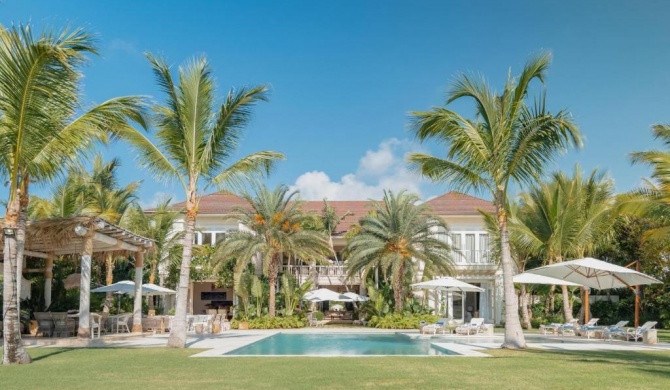 Luxurious fully-staffed villa with amazing view in exclusive golf & beach resort