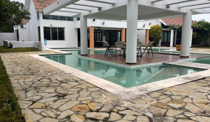 VILLA ENTERA EN GUAVABERRY