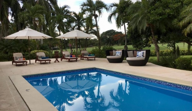 Luxury Villa with private Pool and Maid Service. Close to all Amenities!